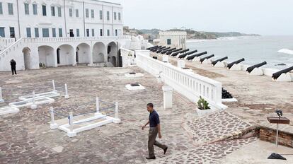 El presidente Barack Obama visita junto a su familia el fuerte de Cape Coast en Ghana el 11 de julio de 2009.