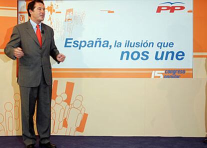 El coordinador de comunicación del PP, José María Michavila, ante el cartel del 15º congreso.