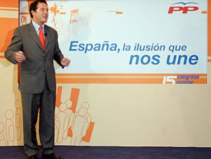 El coordinador de comunicación del PP, José María Michavila, ante el cartel del 15º congreso.