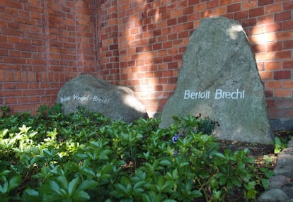 La tumba del poeta y dramaturgo Bertolt Brecht en el cementerio de Dorotheenstädtischer.