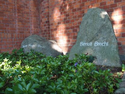 La tumba del poeta y dramaturgo Bertolt Brecht en el cementerio de Dorotheenstädtischer.