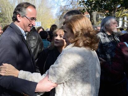Alonso saluda a la viuda de Fernando Buesa, Natividad Rodríguez, durante la ofrenda floral del 20 aniversario de su asesinato.