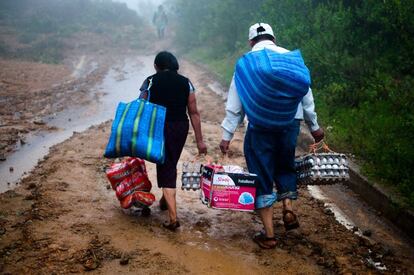 En la región de Montaña miles de indígenas abandonaron al menos sus 48 comunidades en zonas de alto riesgo. En ellas, el 80% de los cultivos quedaron devastados por las fuertes lluvias de la tormenta Manuel en septiembre del 2013. Esta fotografía muestra una de familias de Malinaltepec cargando con sus pertenencias por una carretera devastada por una tromba de agua.