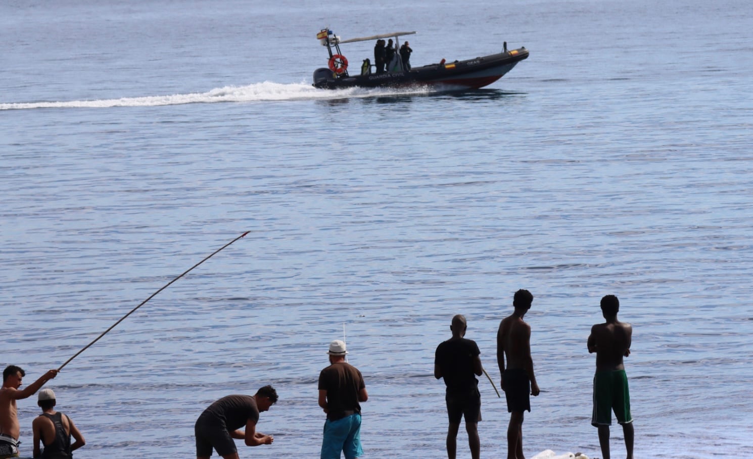 Última hora de la entrada de inmigrantes a Ceuta, en directo | Cuatro inmigrantes detenidos en Ceuta por apedrear a una patrulla de militares y herir a un sargento