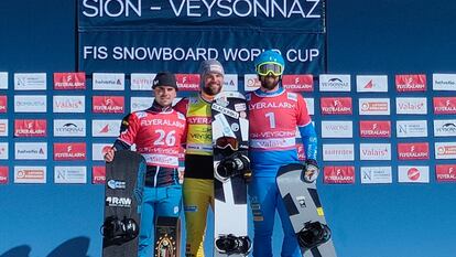 Álvaro Romero (izquierda) en el segundo escalón podio de la Copa del Mundo celebrada en Suiza, junto a Martin Noerl y Lorenzo Sommariva.