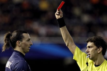 Italian referee Paolo Tagliavento gives Zlatan Ibrahimovic his marching orders in Mestalla. 