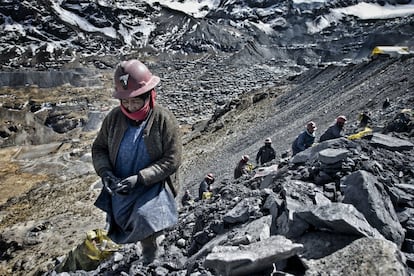 Las mujeres, debido a la peligrosidad del trabajo que realizan, se han organizado en diversas asociaciones de pallaqueras.