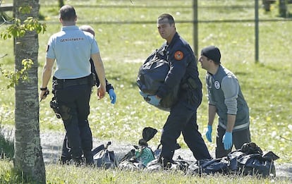 La policia francesa observa les armes trobades en un dels dipòsits la localització dels quals ha estat facilitada per ETA a la localitat de Saint Pee sud Nivelle, al sud de França.