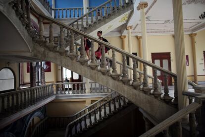 Estudiantes de ballet llegan a la escuela para asistir a una clase.