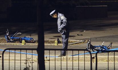 Un agente de la Policía en el lugar donde ocurrió el atentado en Nueva York.