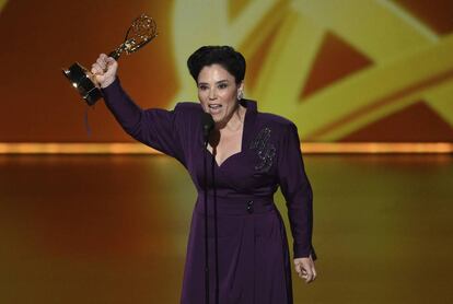 Alex Borstein, recibe su galardón a Mejor actriz de reparto en comedia por La maravillosa señora Maisel.