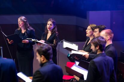 Algunos de los cantantes del Ensemble Correspondances. La soprano Perrine Devillers y la contralto Lucile Richardot son la segunda y la tercera por la izquierda, respectivamente.