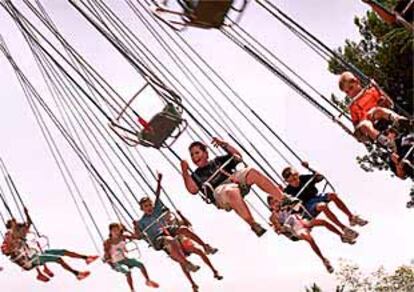 Niños bosnios y kosovares, ayer en el parque de atracciones del Tibidabo.