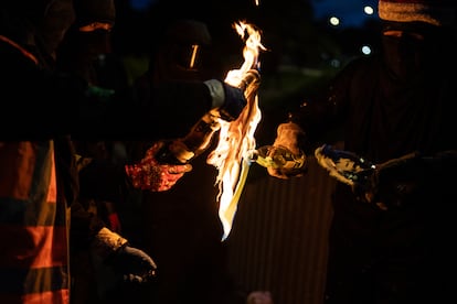 Manifestantes se reúnen para encender las mechas de sus bombas 'Molotov'.