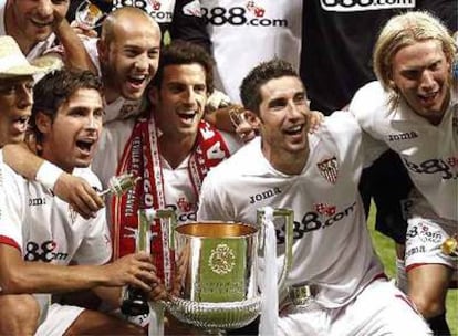 Los jugadores del Sevilla festejan el triunfo