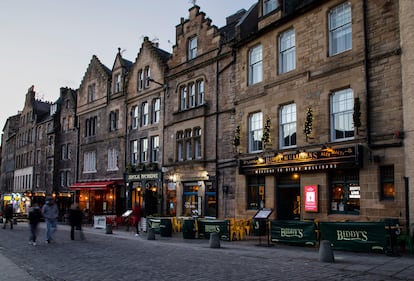 Situado en el Old Town de Edimburgo, el barrio de Grassmarket es una de las zonas con más ‘pubs’ y restaurantes de la ciudad.