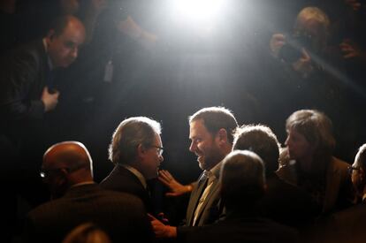 Mas saluda el líder d'ERC, Oriol Junqueras, en acabar la conferència d'aquest dimarts.