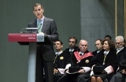 El Rey Felipe VI durante su intervenci&oacute;n en el acto de apertura del curso universitario 2015-2016 celebrado en la Facultad de Econom&iacute;a y Empresa de la Universidad de Murcia.