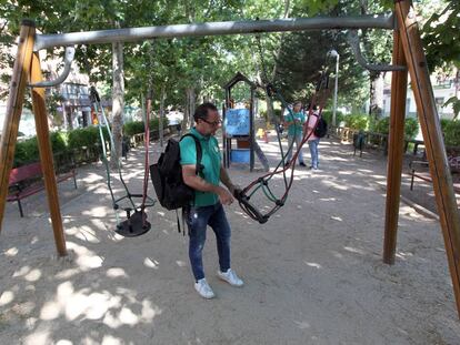 Un técnico de la entidad certificadora Ases XXI inspecciona un parque infantil en Madrid.