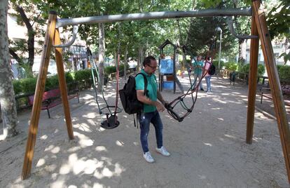 Un técnico de la entidad certificadora Ases XXI inspecciona un parque infantil en Madrid.