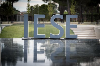 Logo de la escuela de negocios IESE.