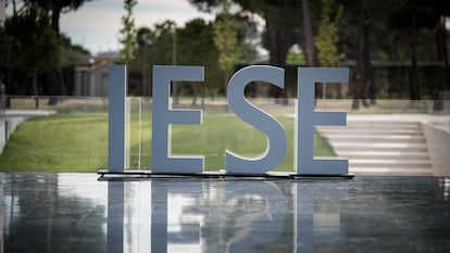 Logo de la escuela de negocios IESE.