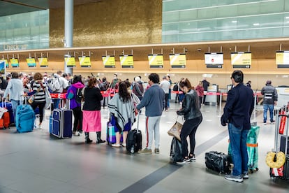 Viajero hacen fila en el aeropuerto Internacional El Dorado, en Bogotá.