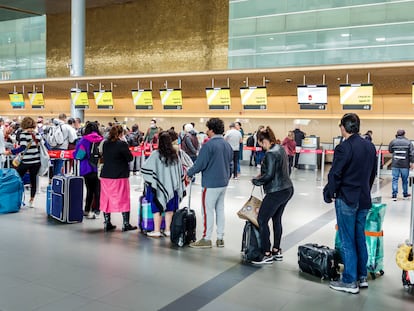 Viajero hacen fila en el aeropuerto Internacional El Dorado, en Bogotá.