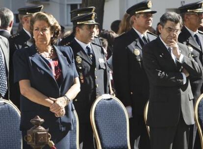 Rita Barberá, alcaldesa de Valencia junto al presidente del TSJ, Juan Luis de La Rua, en el día de la patrona de la Guardia Civil