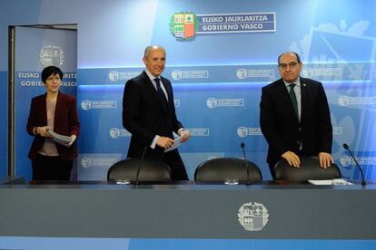 El consejero de Salud, Jon Darpón, tras el consejo de Gobierno, junto a Josu Erkoreka y Estefanía Beltrán de Heredia.