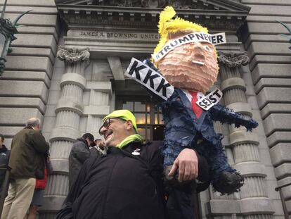 Protesta contra Trump frente a los juzgados de San Francisco en febrero.