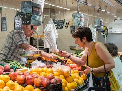 Un puesto de fruta en Barcelona el pasado junio.