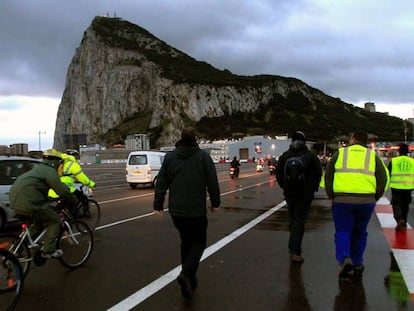 Várias pessoas cruzam nesta terça-feira a fronteira com Gibraltar a partir de Línea de la Concepción (Cádiz).