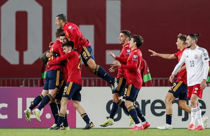 Los jugadores de España celebran el gol de Dani Olmo que supuso el triunfo en el último minuto ante Georgia. / (EFE/EPA)