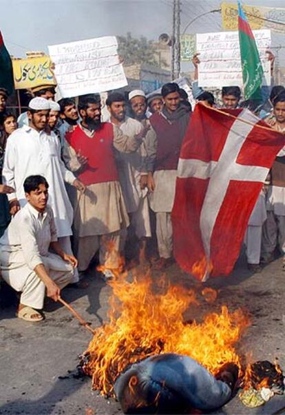 Miembros de un grupo integrista paquistaní queman una bandera danesa.