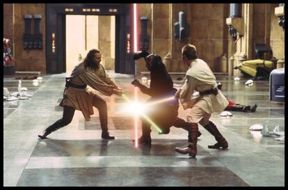 Qui-Gon Jinn (Liam Neeson) e Obi-Wan Kenobi (Ewan McGregor) lutam contra o Sith Darth Maul (Ray Park).