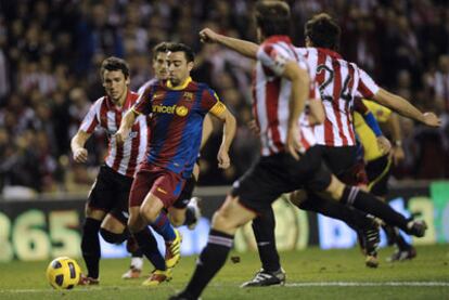 Xavi, rodeado de jugadores del Athletic.