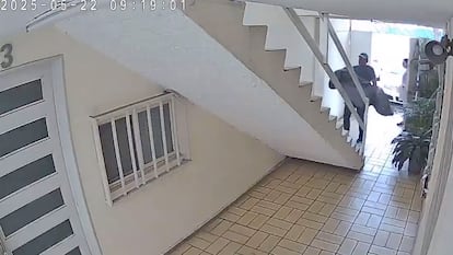 El jefe de Lorena Jaqueline Morales Valencia transporta lo que parecen ser los restos de la joven desaparecida, en un video difundido en redes sociales.