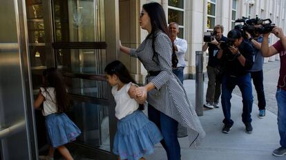 Emma Coronel, mujer de Joaquín Guzmán, al llegar con sus hijas a la vista