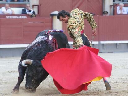 David Luguillano, durante su faena a su primer toro ayer en Las Ventas.