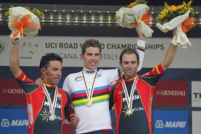 Rui Costa celebra la victoria junto a Joaquim Rodríguez y Alejandro Valverde