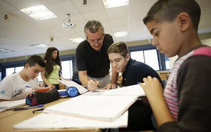 El colegio Padre Piquer, de Madrid, es un ejemplo de integración. Trabajan en grupos y con varios profesores a la vez en el aula.