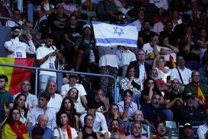 Una bandera israelí entre el publico asistente al mitin del grupo Patriors este domingo en Madrid.
