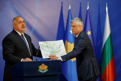 El presidente de Kosovo, Hashim Thaci (d), y el primer ministro búlgaro, Boyko Borisov (i),en Pristina (Kosovo) el pasado 16 de abril. 