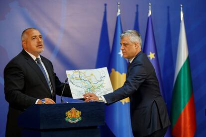El presidente de Kosovo, Hashim Thaci (d), y el primer ministro búlgaro, Boyko Borisov (i),en Pristina (Kosovo) el pasado 16 de abril.