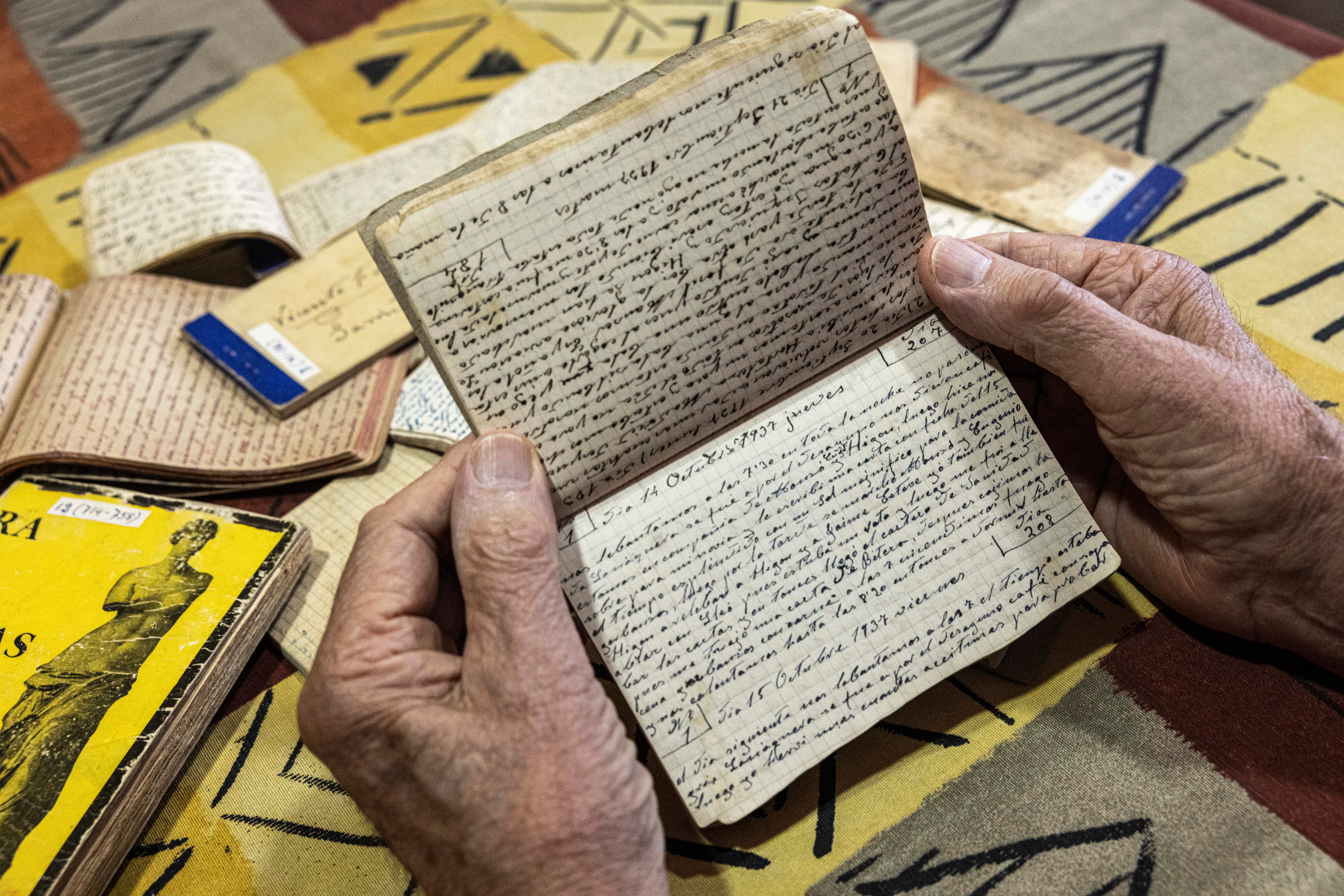 Vicente Fuster muestra las libretas de su padre, donde escribió sus diarios durante la Guerra Civil.