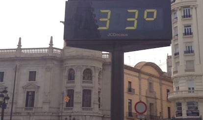 Term&oacute;metro al aire libre en la plaza del Ayuntamiento a primera hora de la tarde el 13 de mayo. 