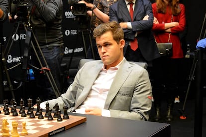 Magnus Carlsen, durante los primeros movimientos de la duodécima partida