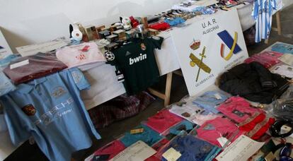 Los agentes muestran parte de los productos intervenidos en el Operación Taza contra la venta de productos falsificados.