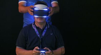 Un visitante prueba el Project Morpheus de Sony en la Gamescon. 